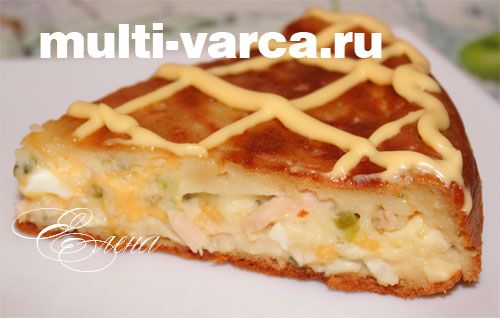 Цибулевий пиріг із яйцями та ковбасою в мультиварці