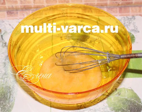 Цибулевий пиріг із яйцями та ковбасою в мультиварці. Крок перший