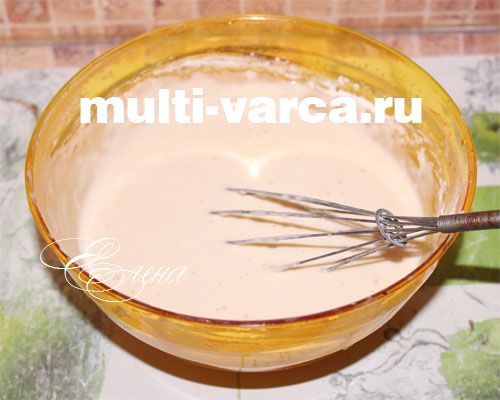 Цибулевий пиріг із яйцями та ковбасою в мультиварці. Крок третій