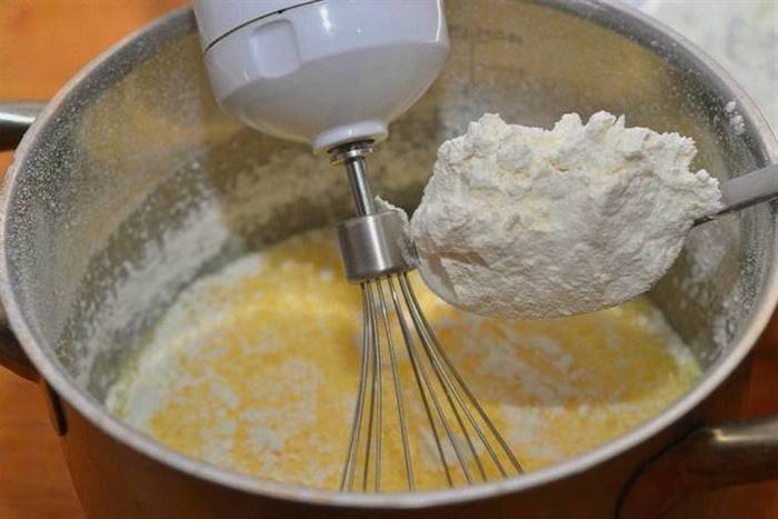 Пиріг із яблуками з листкового тіста в духовці